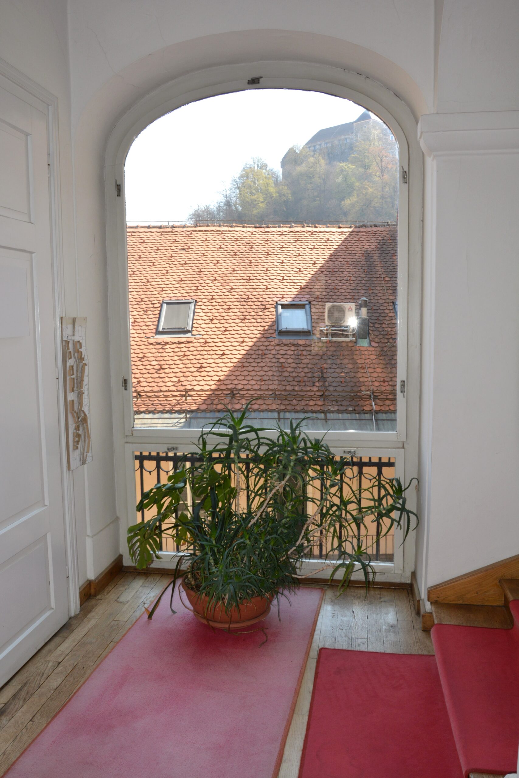 Medetaža in pogled na zunanji prireditveni prostor (Vir: SM)