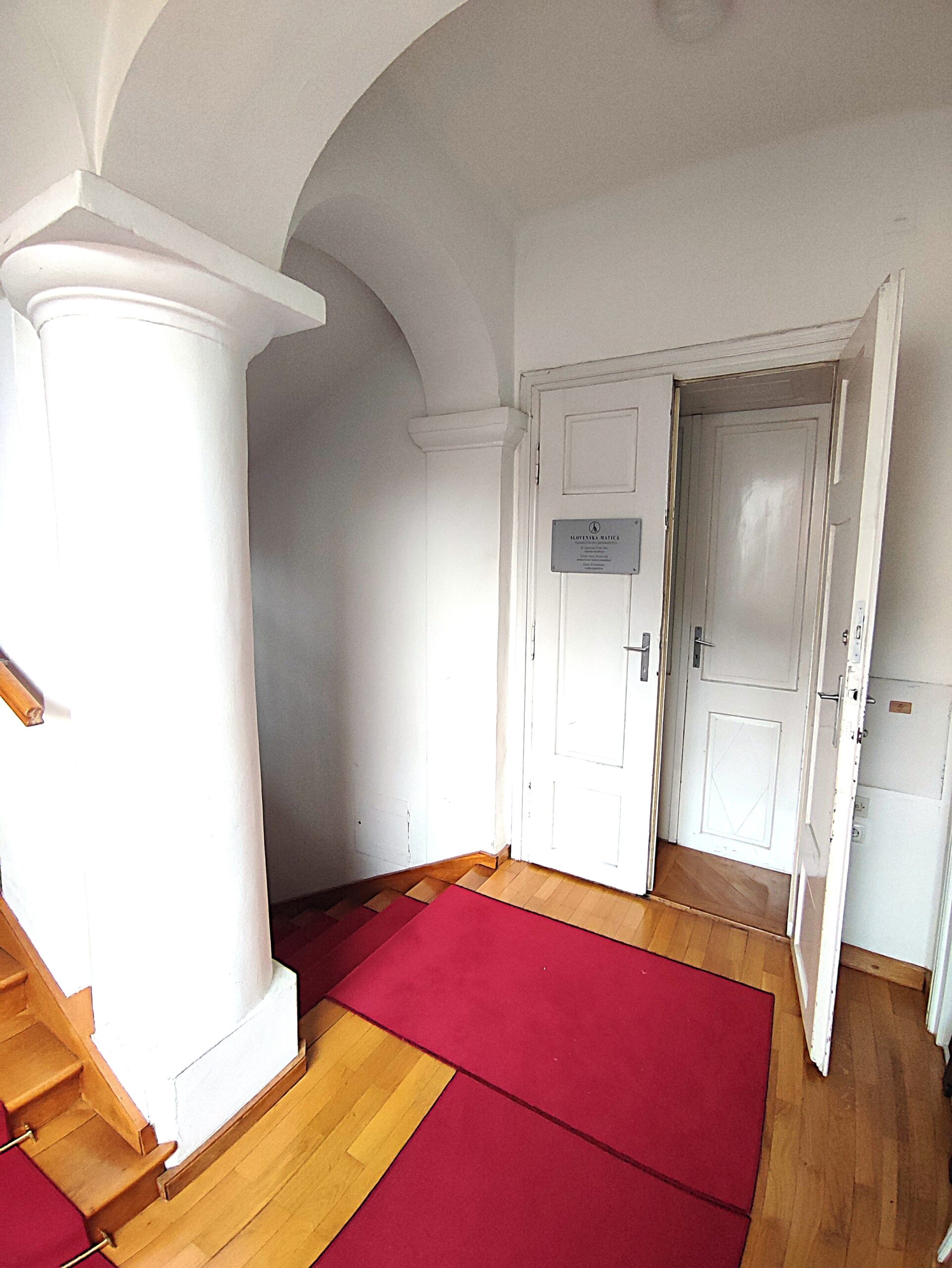 Vhod v poslovne prostore in malo dvorano oz. sejno sebo v 2. nadstropju (Foto: Lea Kalc Furlanič)