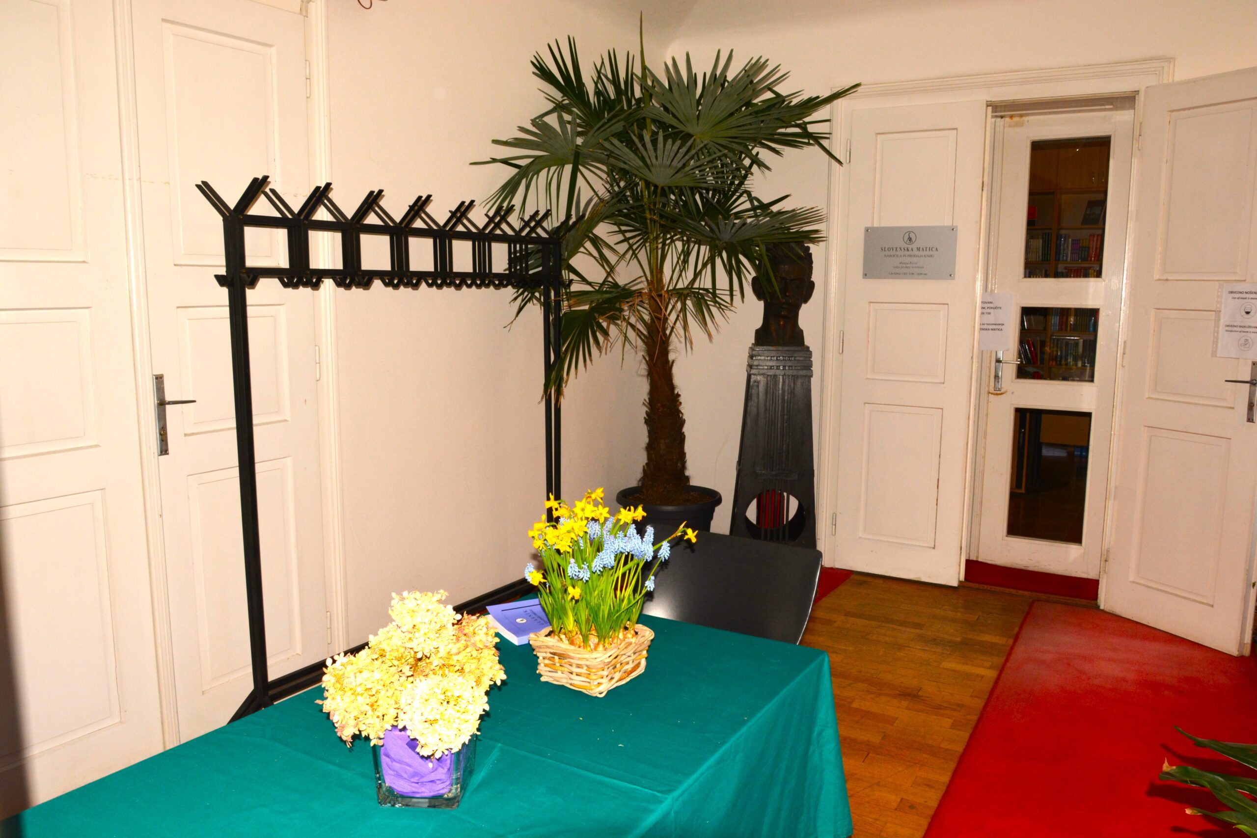 Predverje v 1. nadstropju in vhod v knigarno in knjižnico (Vir: SM)